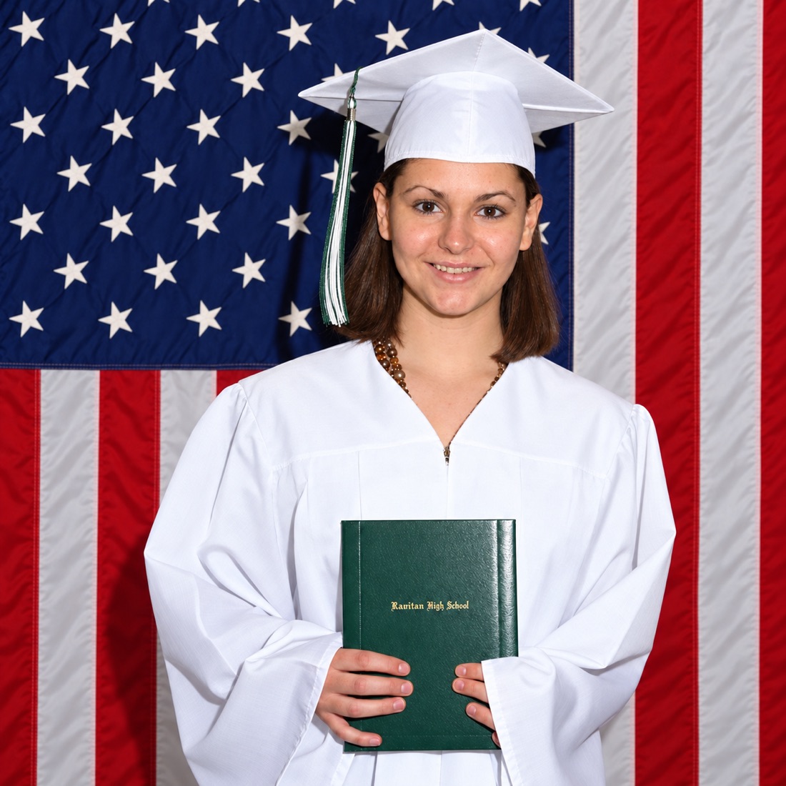 Claire en toge blanche lors de sa remise de diplôme américain en 2011, devant un drapeau des États-Unis